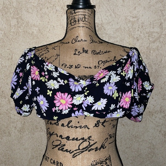 💕SALE 4 for $10💕 H&M Floral Off-Shoulder Crop 🔝 - Picture 1 of 5